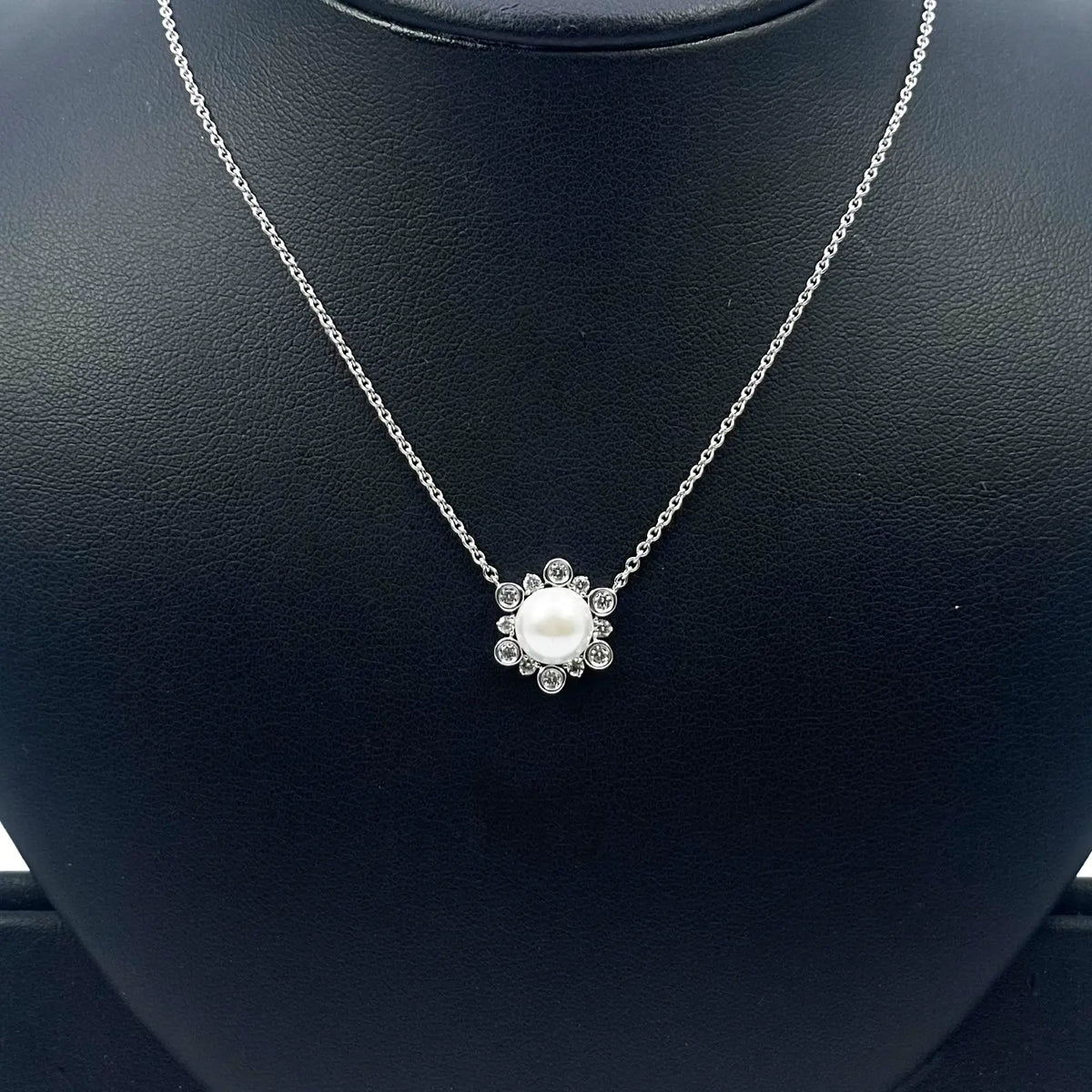 18ct White Gold Diamond & Freshwater Pearls Flower Necklace/Earrings Set 2.62ct