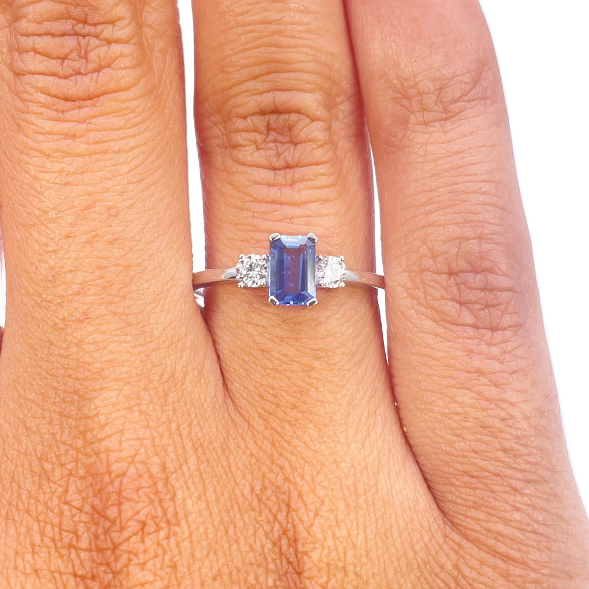 18kt guld safir diamant ring naturlig rund & smaragd slibning tre-sten 0,80ct