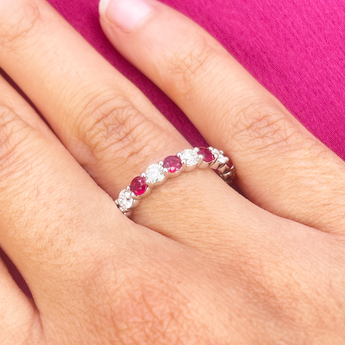 18kt guld naturlig rund diamant og rubin halv evigheds ring stabelbar 1,05 ct