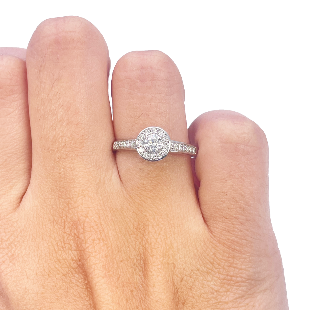 18 kt hvidguld og rund naturlig diamant pavé halo ring 0,30 ct