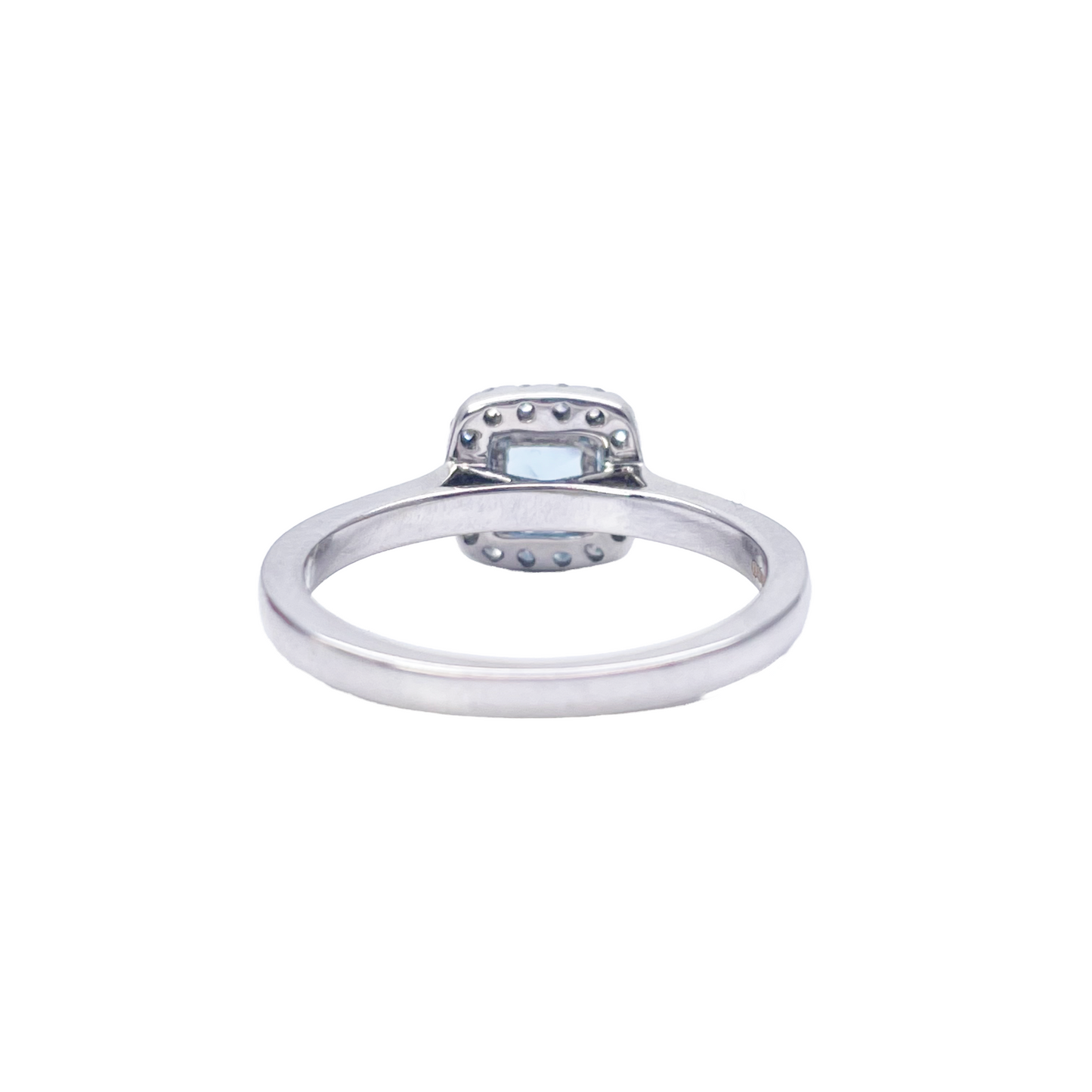 18 kt hvidguld akvamarin- og diamant halo klynge pudeformet ring 0,70 ct