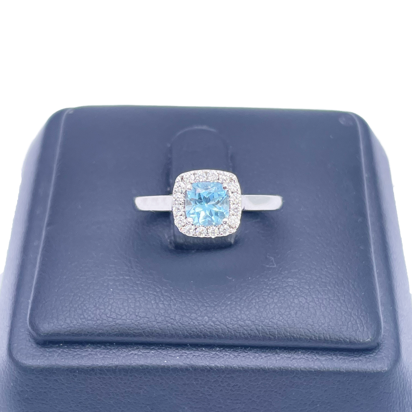 18 kt hvidguld akvamarin- og diamant halo klynge pudeformet ring 0,70 ct