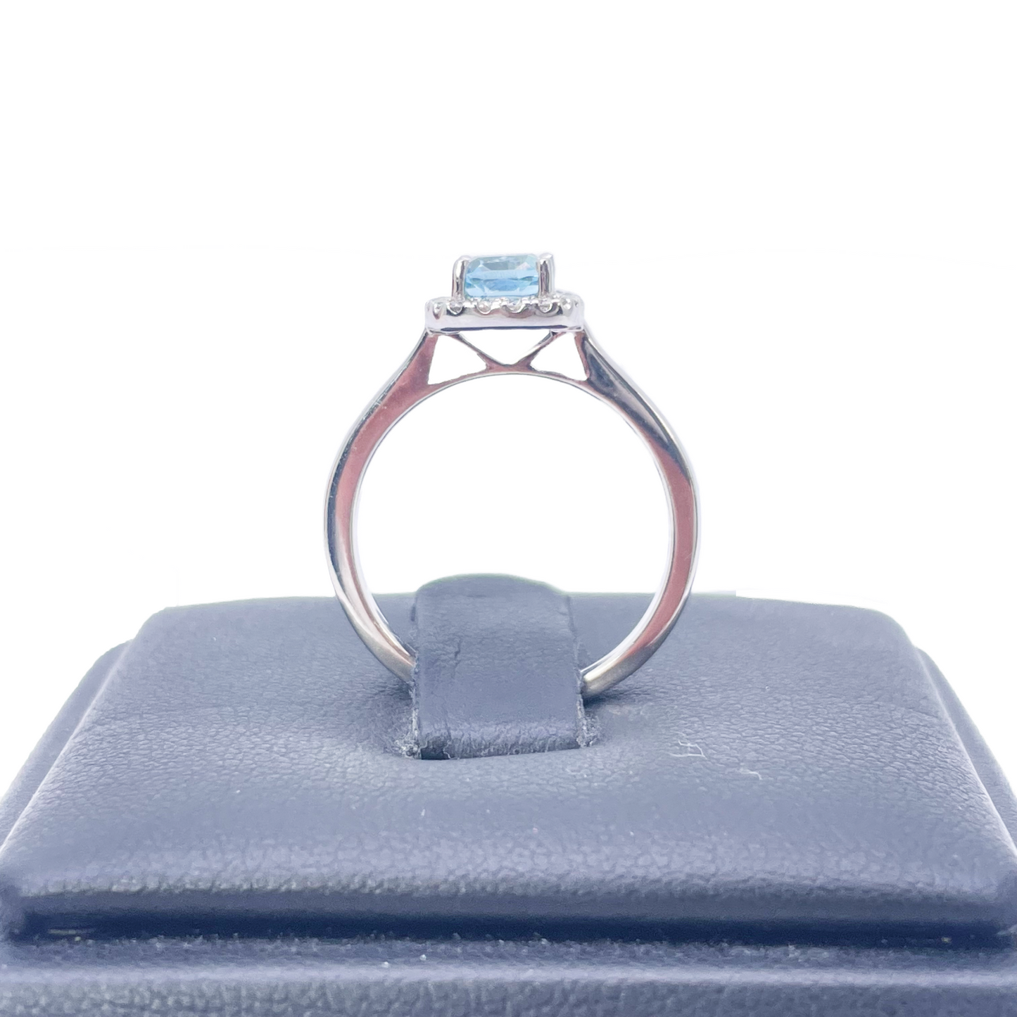 18 kt hvidguld akvamarin- og diamant halo klynge pudeformet ring 0,70 ct