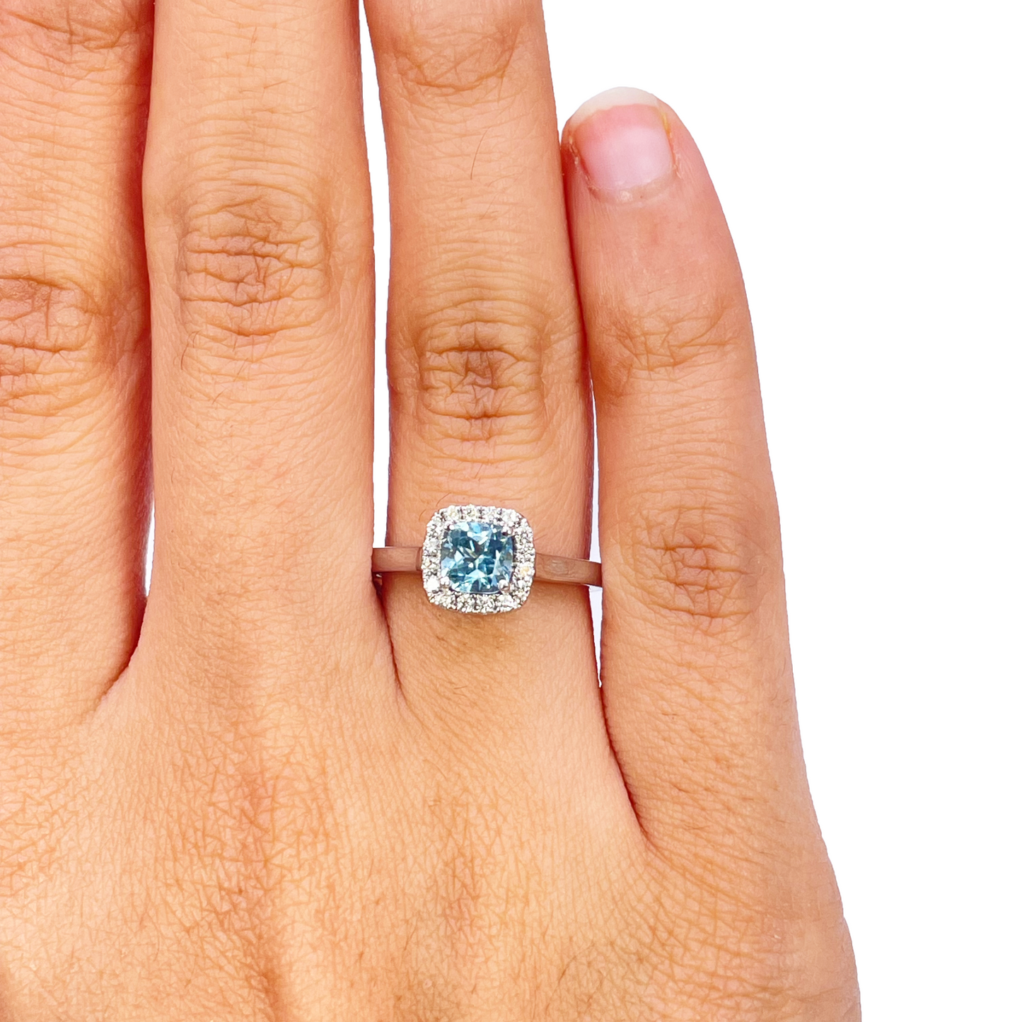 18 kt hvidguld akvamarin- og diamant halo klynge pudeformet ring 0,70 ct