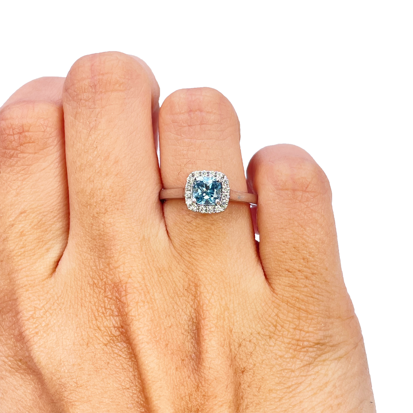 18 kt hvidguld akvamarin- og diamant halo klynge pudeformet ring 0,70 ct