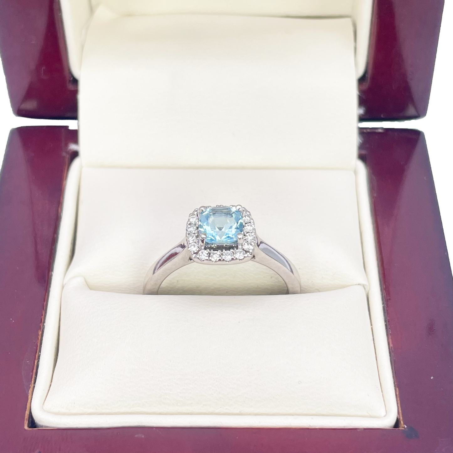 18 kt hvidguld akvamarin- og diamant halo klynge pudeformet ring 0,70 ct