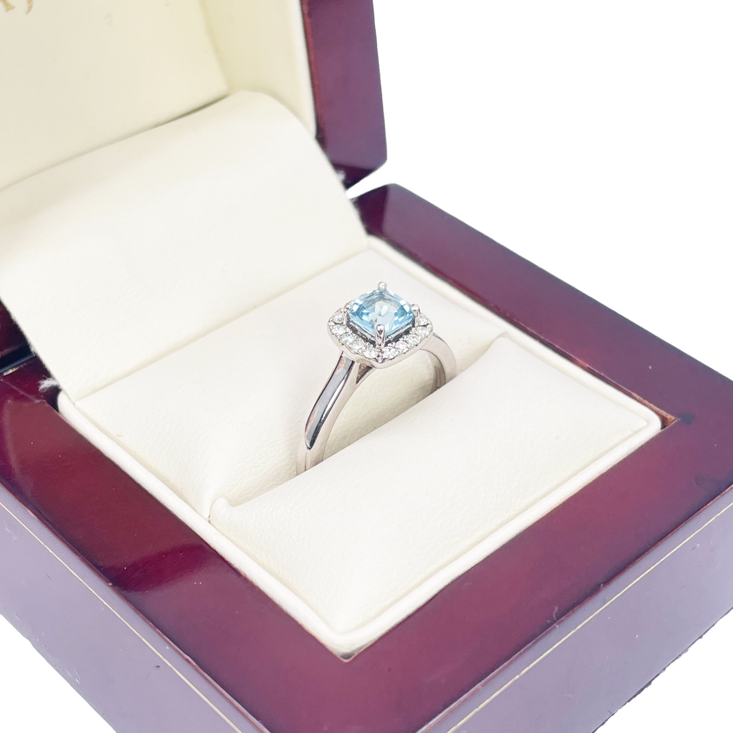 18 kt hvidguld akvamarin- og diamant halo klynge pudeformet ring 0,70 ct