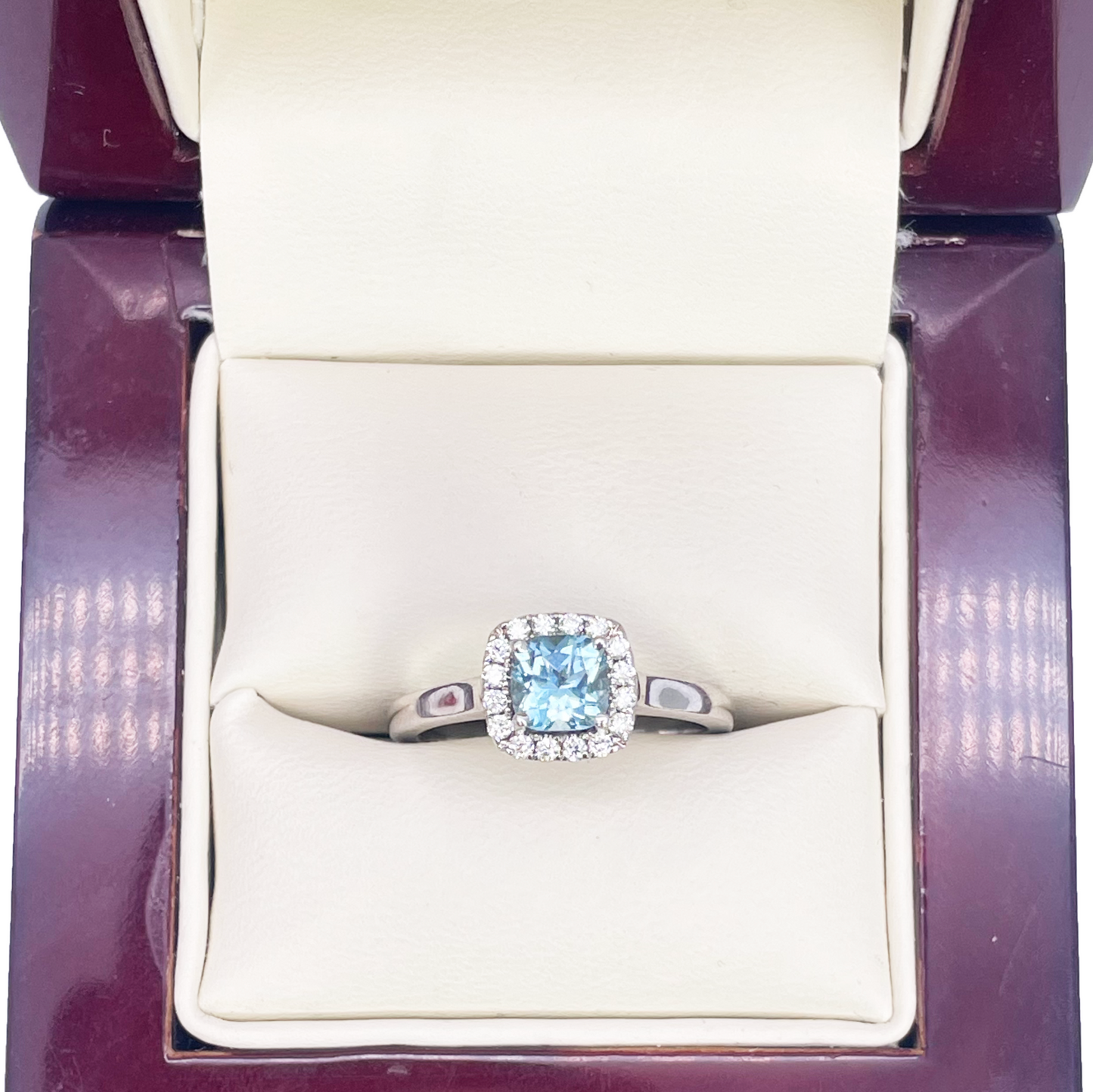 18 kt hvidguld akvamarin- og diamant halo klynge pudeformet ring 0,70 ct