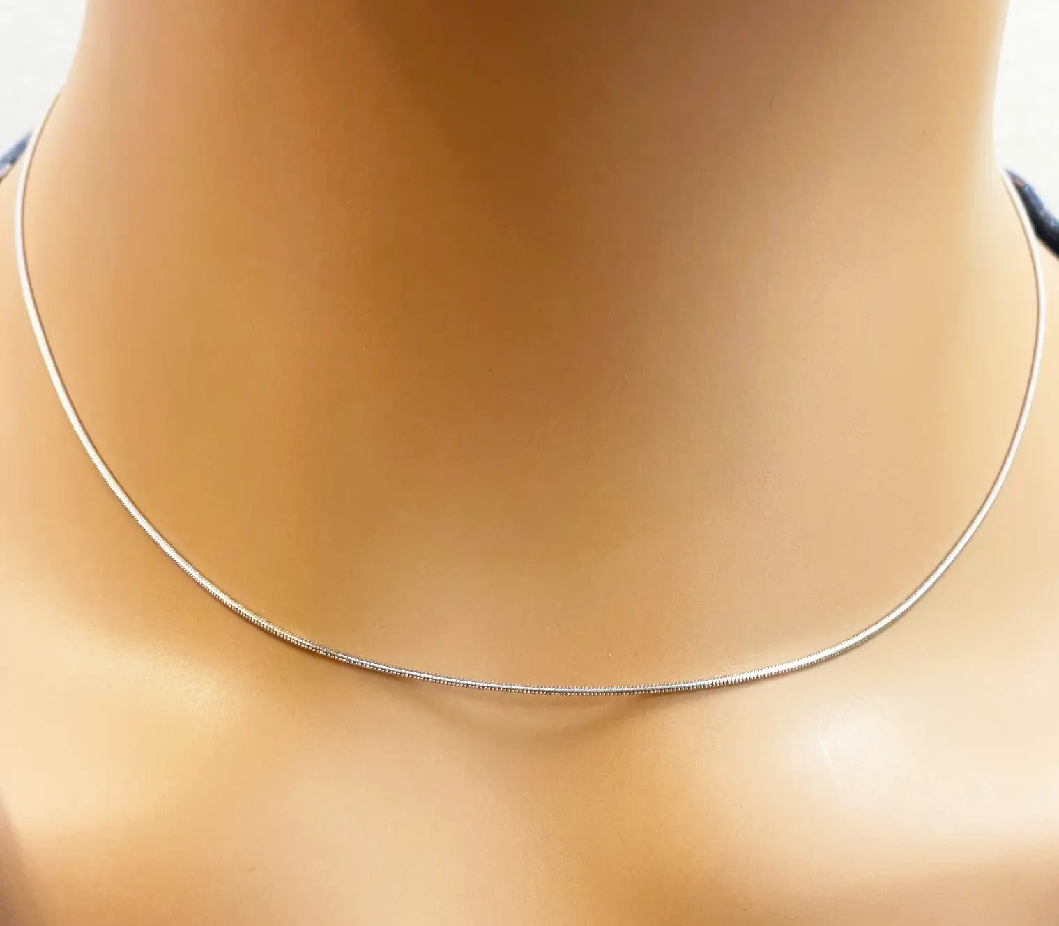 18ct White Gold Snake Necklace 16  Gold Chain