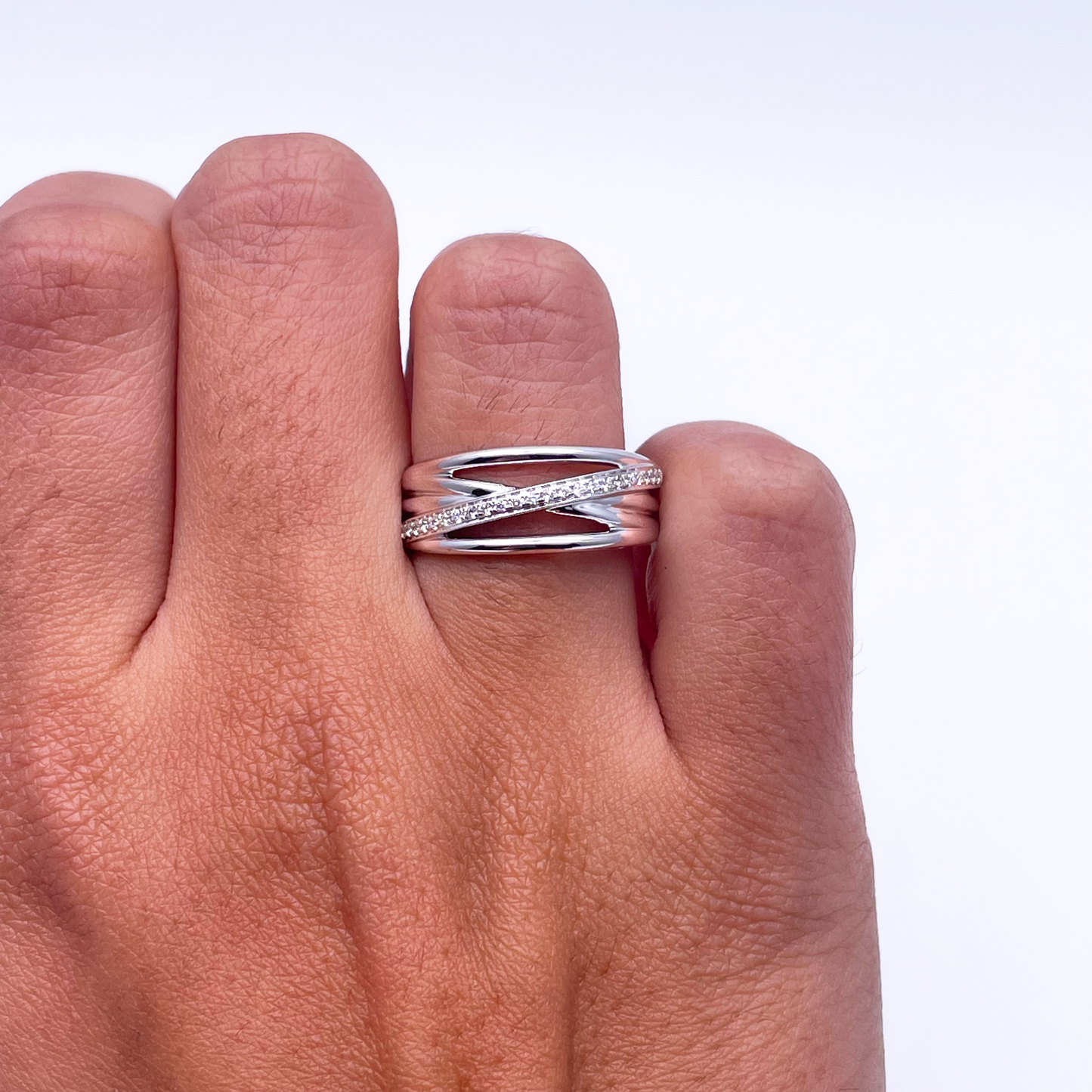 18 kt hvidguld diamant poleret crossover halv evighed ring 0,12 ct