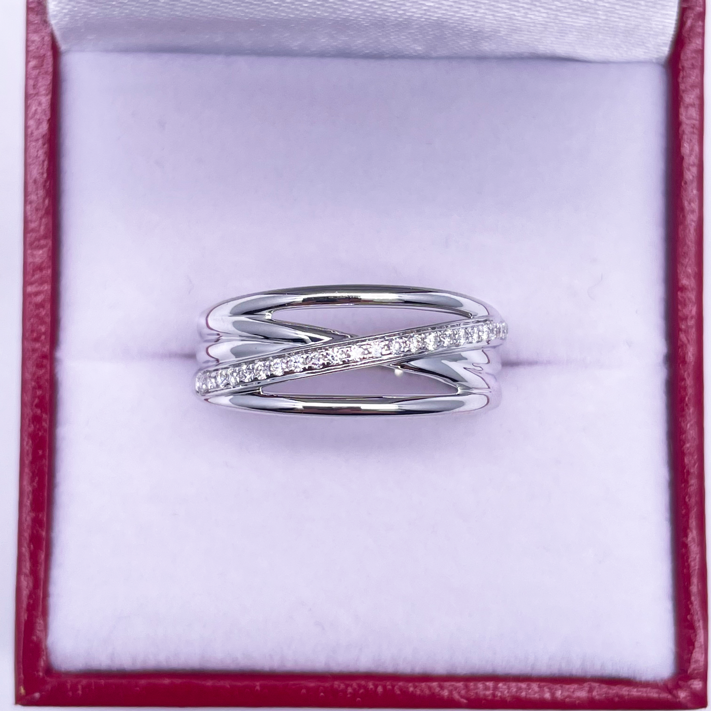 18 kt hvidguld diamant poleret crossover halv evighed ring 0,12 ct