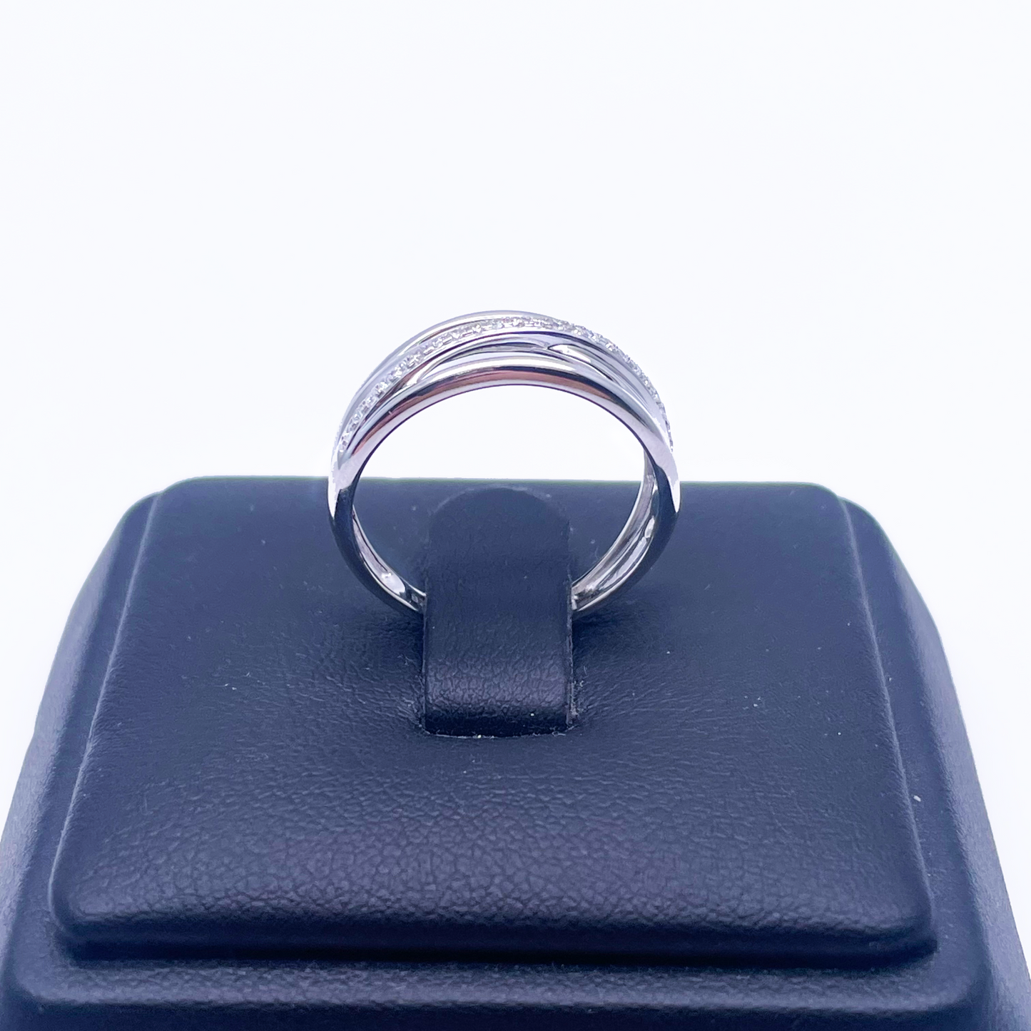 18 kt hvidguld diamant poleret crossover halv evighed ring 0,12 ct