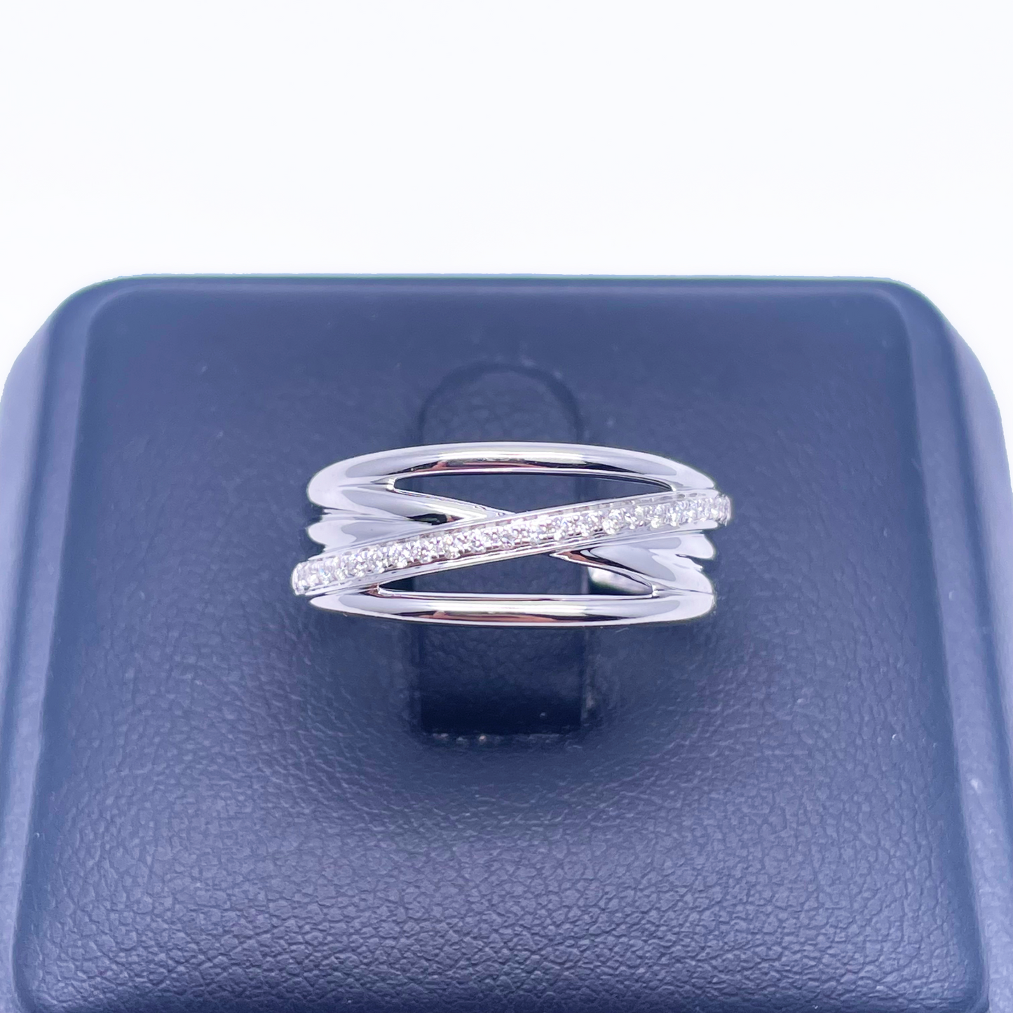 18 kt hvidguld diamant poleret crossover halv evighed ring 0,12 ct