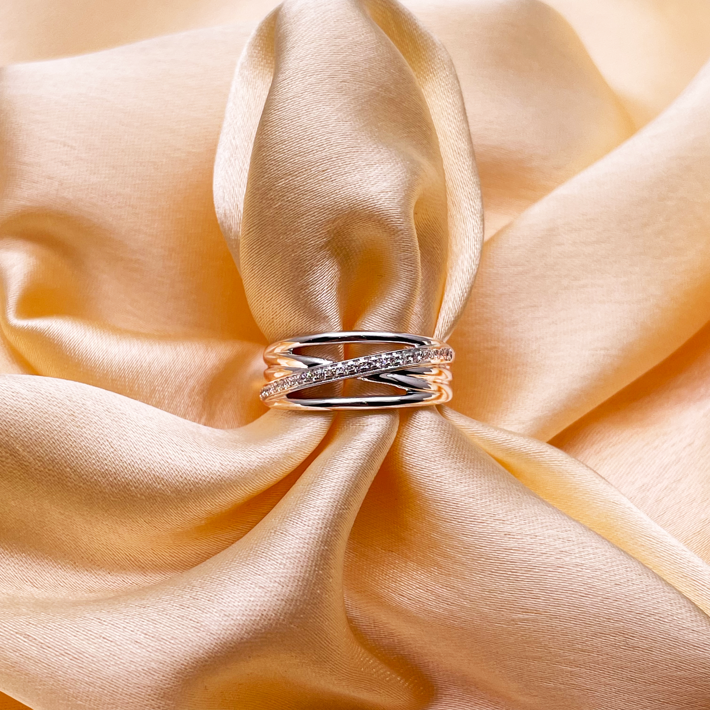 18 kt hvidguld diamant poleret crossover halv evighed ring 0,12 ct