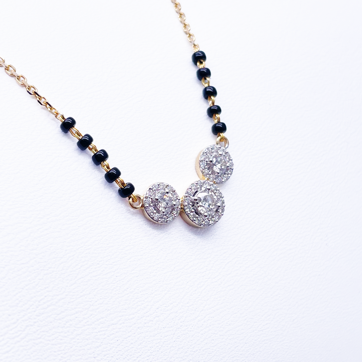 18 kt gult guld naturlig diamant 0,62 ct tredobbelt halo vedhæng mangalsutra halskæde med stempel