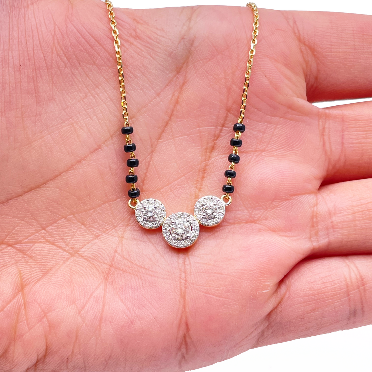 18 kt gult guld naturlig diamant 0,62 ct tredobbelt halo vedhæng mangalsutra halskæde med stempel
