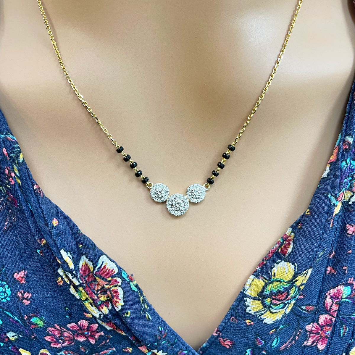 18 kt gult guld naturlig diamant 0,62 ct tredobbelt halo vedhæng mangalsutra halskæde med stempel