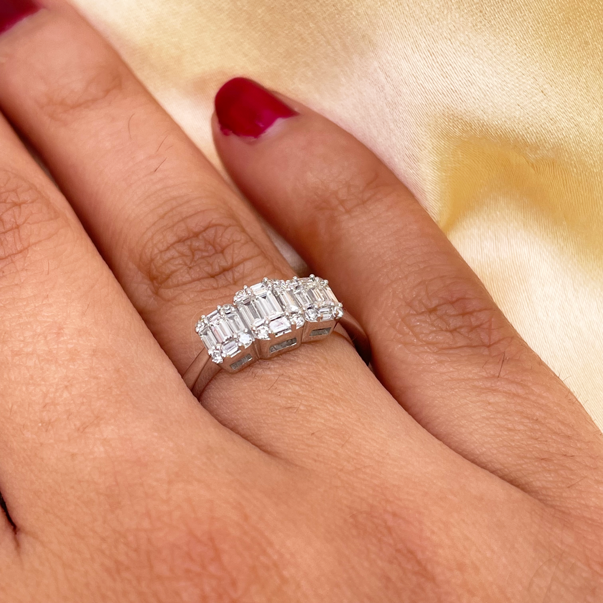 18 kt hvidguld ring med runde diamanter og baguette-trilogi, 0,58 ct