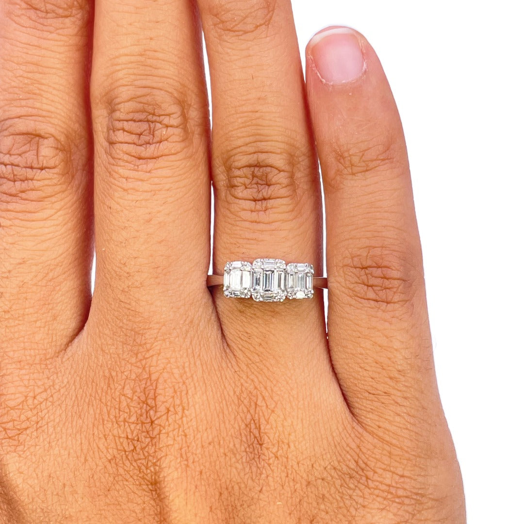18 kt hvidguld ring med runde diamanter og baguette-trilogi, 0,58 ct