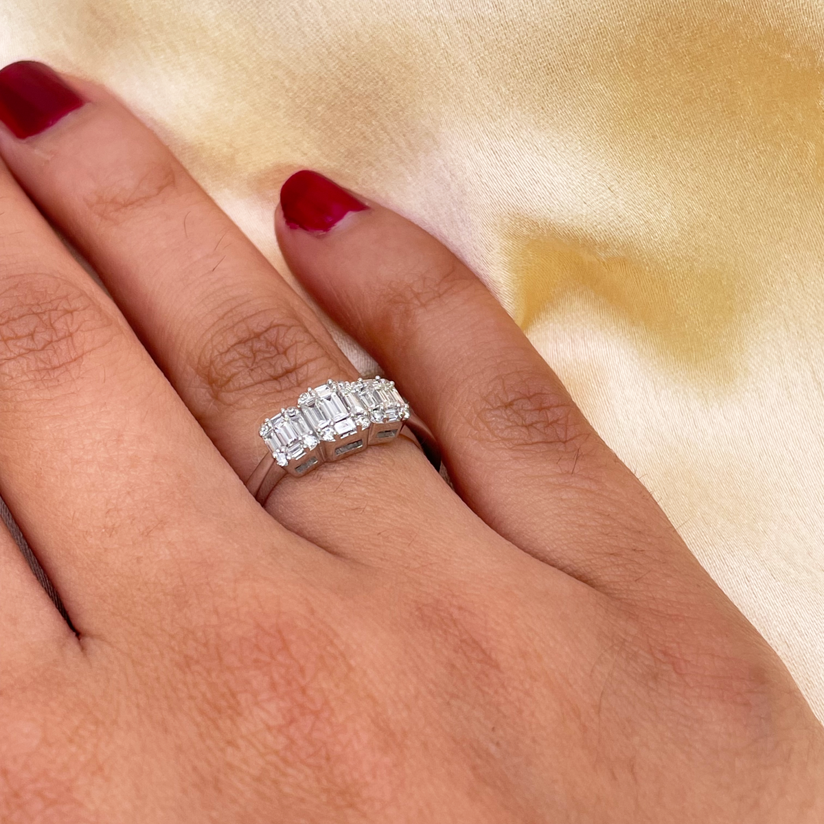 18 kt hvidguld ring med runde diamanter og baguette-trilogi, 0,58 ct