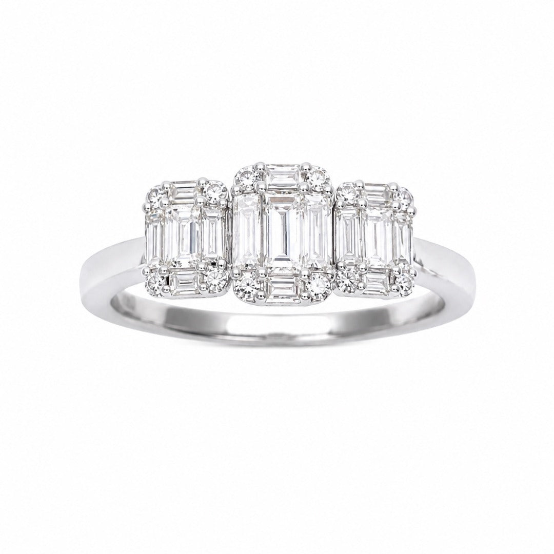 18 kt hvidguld ring med runde diamanter og baguette-trilogi, 0,58 ct