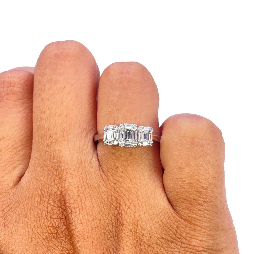 18 kt hvidguld ring med runde diamanter og baguette-trilogi, 0,58 ct