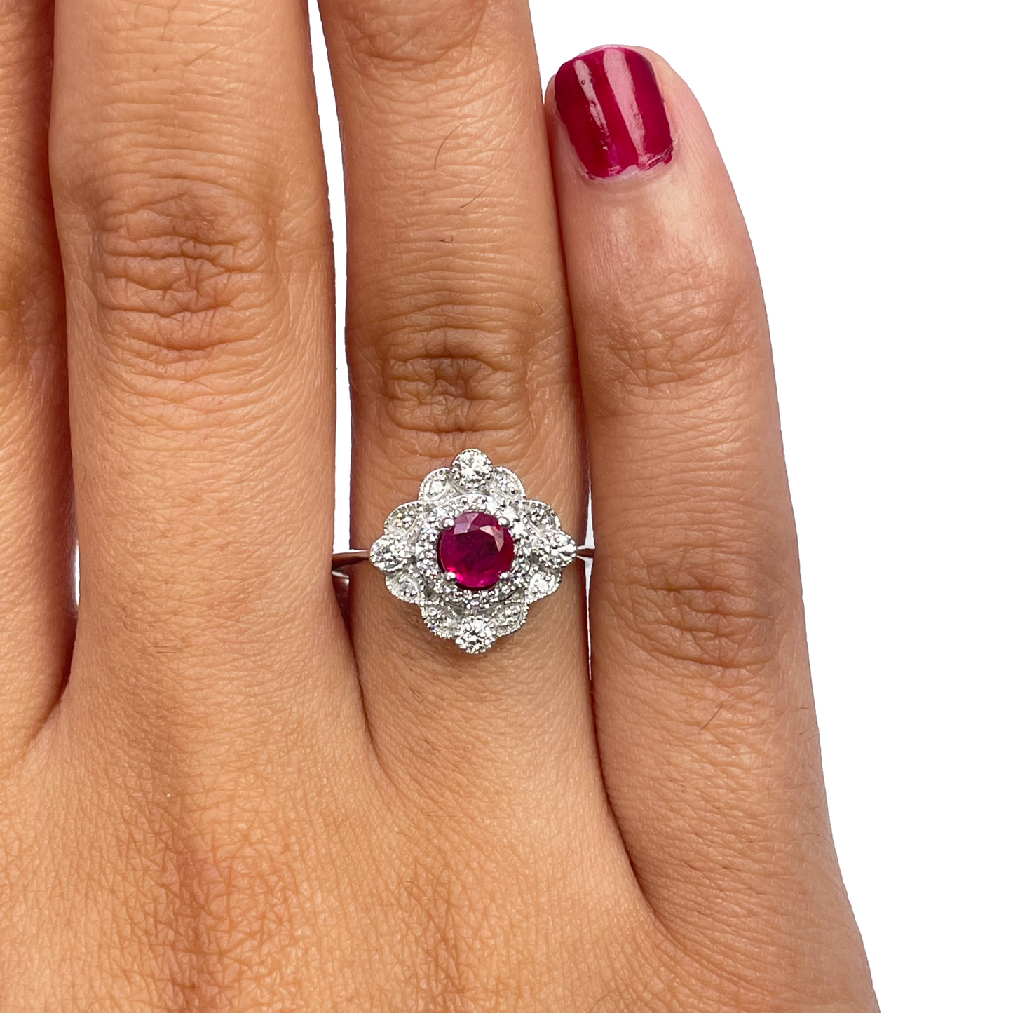 14 kt hvidguld ring med rund rød rubin og diamantklynge med milgrain, 0,72 ct