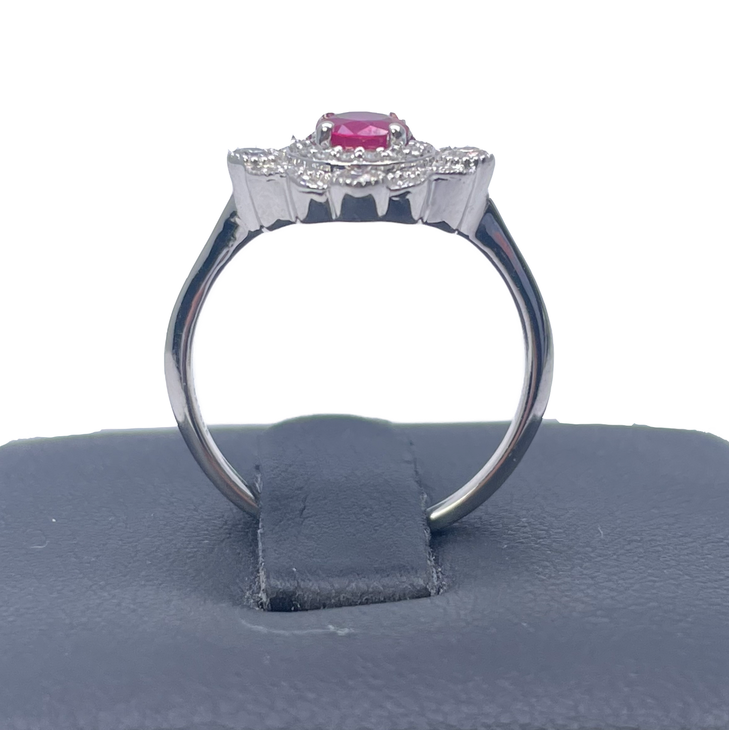 14 kt hvidguld ring med rund rød rubin og diamantklynge med milgrain, 0,72 ct