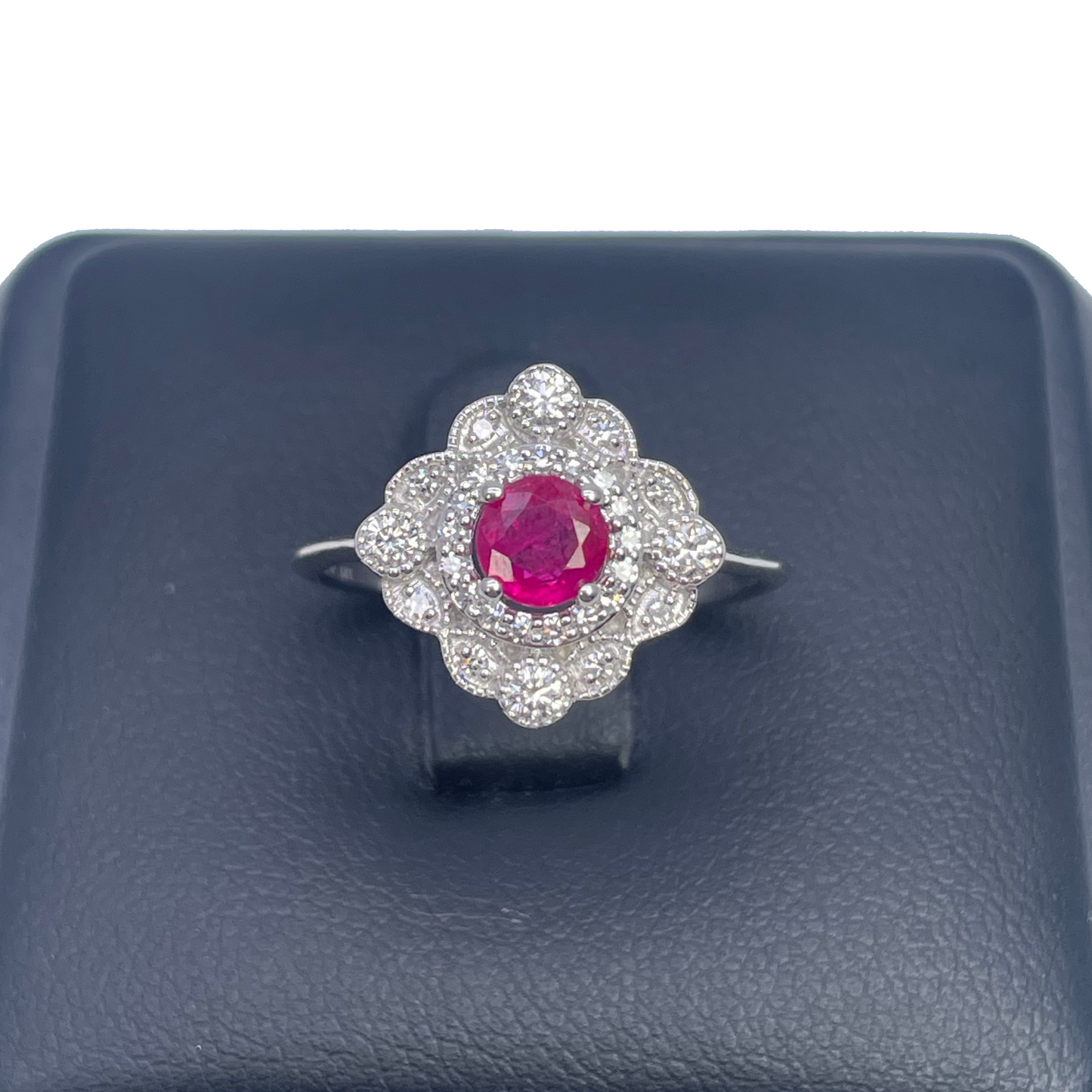 14 kt hvidguld ring med rund rød rubin og diamantklynge med milgrain, 0,72 ct