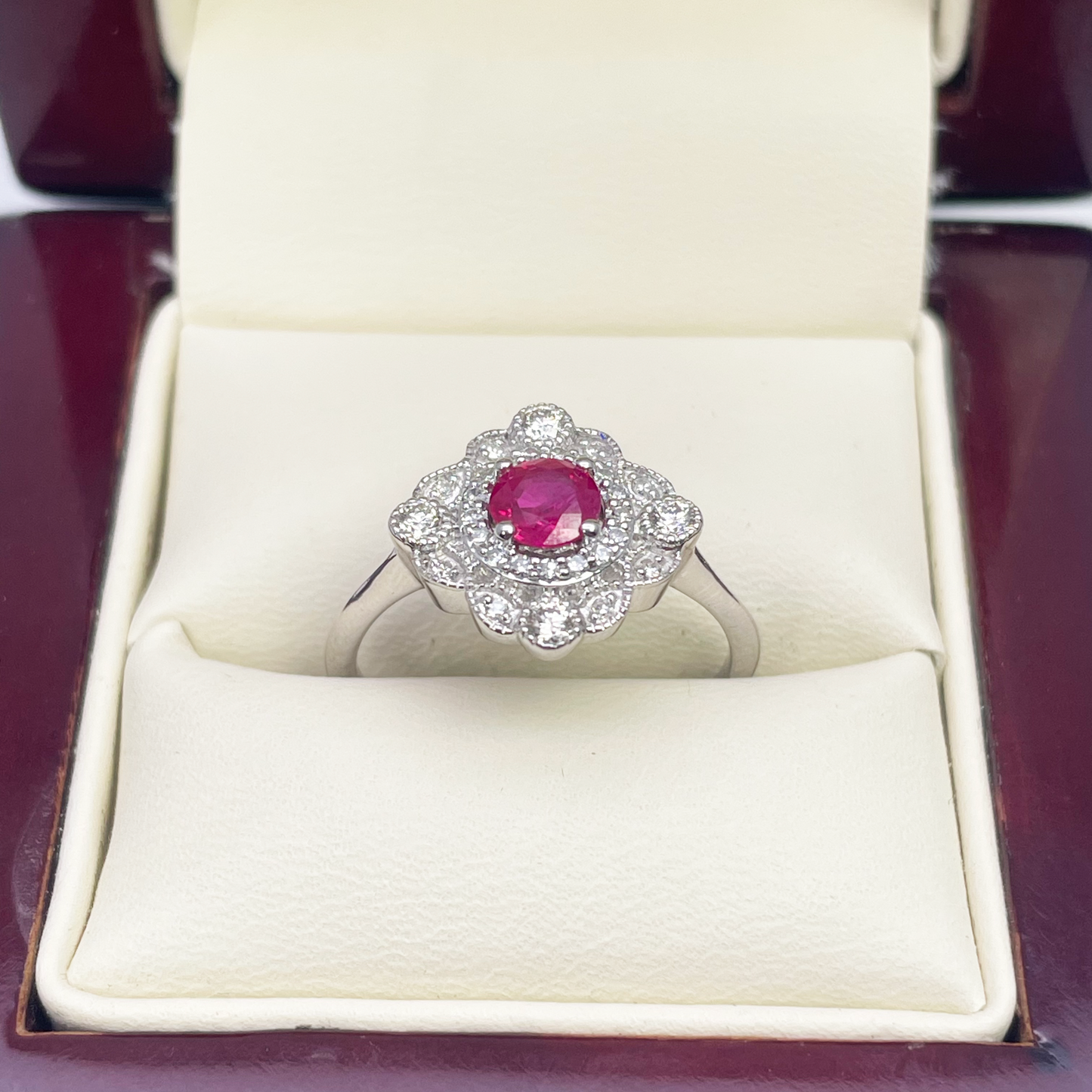 14 kt hvidguld ring med rund rød rubin og diamantklynge med milgrain, 0,72 ct