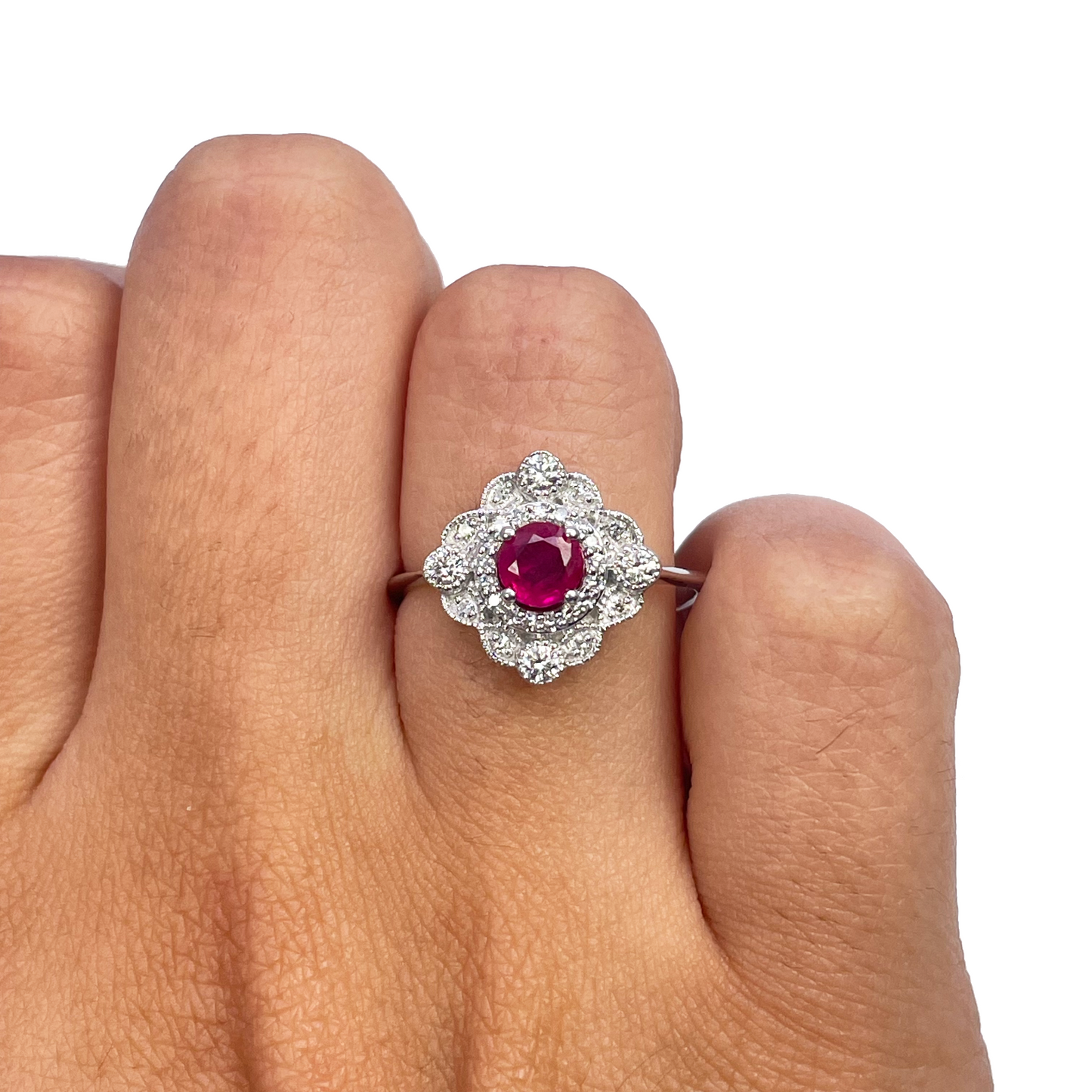 14 kt hvidguld ring med rund rød rubin og diamantklynge med milgrain, 0,72 ct