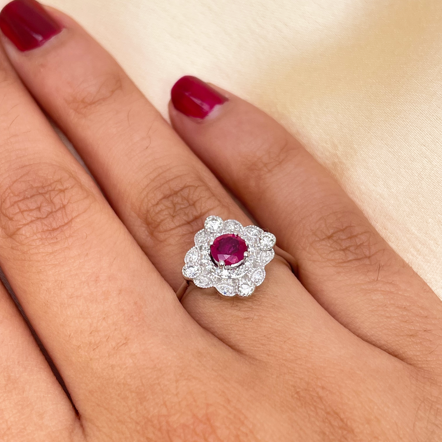 14 kt hvidguld ring med rund rød rubin og diamantklynge med milgrain, 0,72 ct