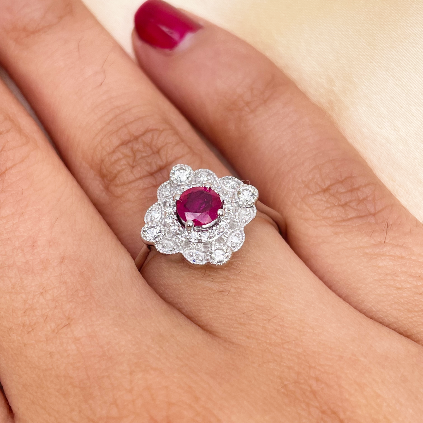 14 kt hvidguld ring med rund rød rubin og diamantklynge med milgrain, 0,72 ct