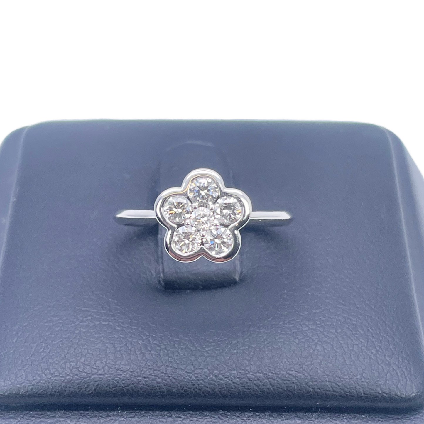 18 kt hvidguld elegant blomster diamant ring 0,46 ct