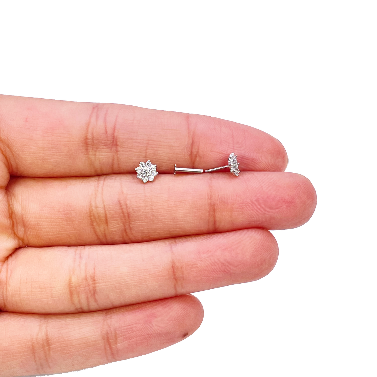 18 kt hvidguld smuk otte-bladet Cubic Zirconia blomsterbørneøreringe 5,5 mm længde