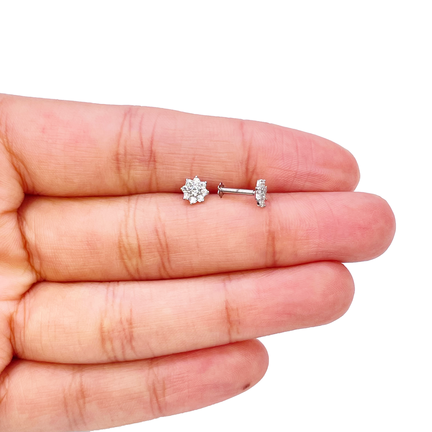 18 kt hvidguld smuk otte-bladet Cubic Zirconia blomsterbørneøreringe 5,5 mm længde