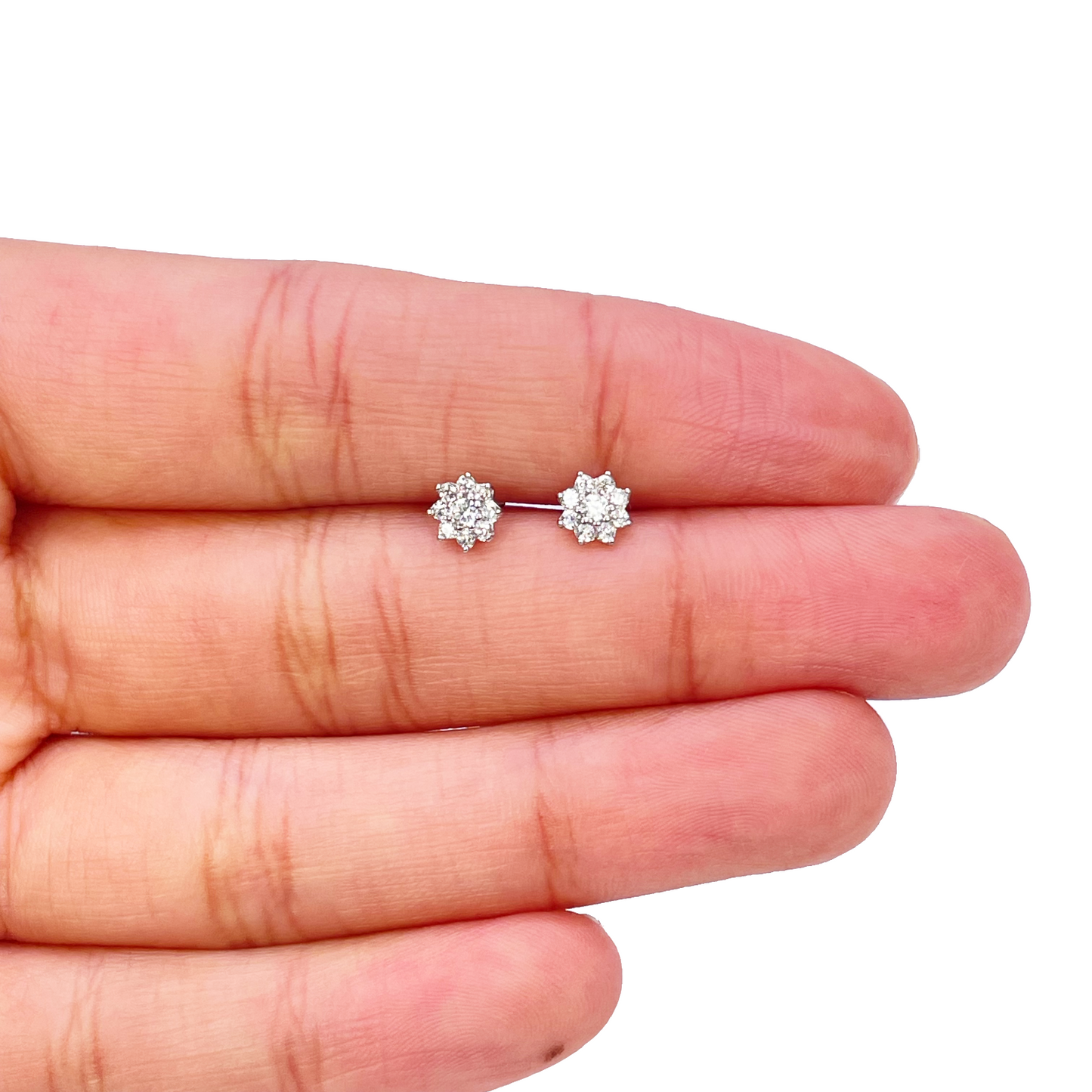 18 kt hvidguld smuk otte-bladet Cubic Zirconia blomsterbørneøreringe 5,5 mm længde