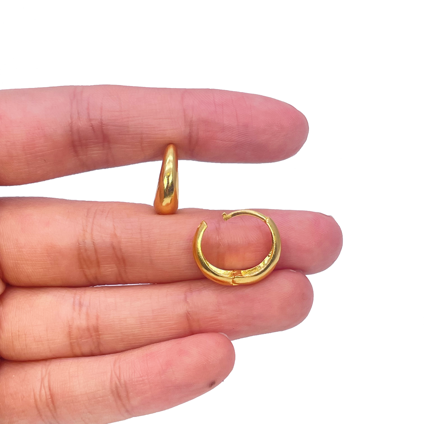 18 kt guldbelagt par af højpolerede kuppelformede hoop huggie øreringe 10,8 mm diameter