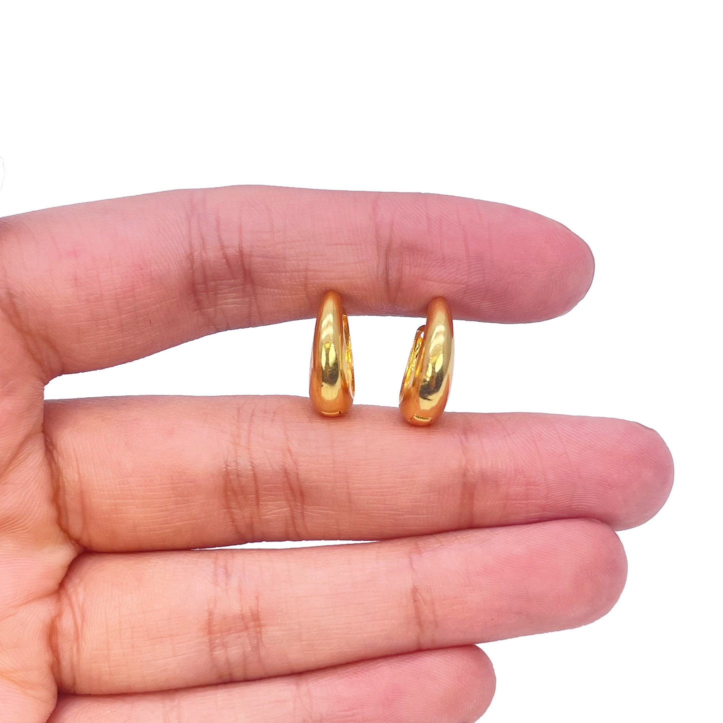 18 kt guldbelagt par af højpolerede kuppelformede hoop huggie øreringe 10,8 mm diameter