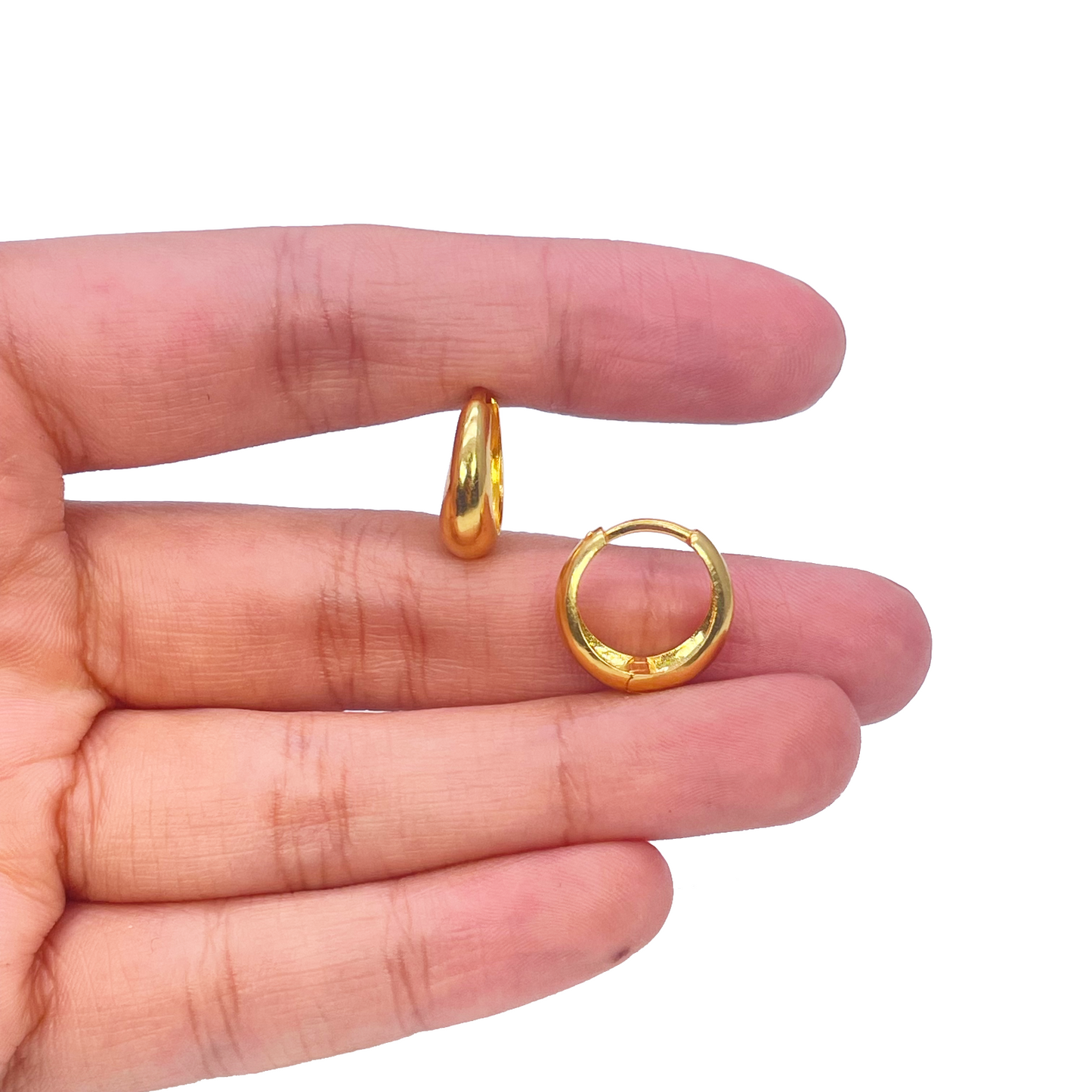 18 kt guldbelagt par af højpolerede kuppelformede hoop huggie øreringe 10,8 mm diameter