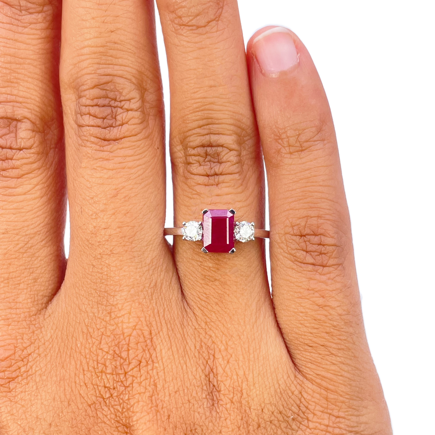 18 kt hvidguld naturlig smaragdslået rubin og rund diamant trilogi ring 1,45 ct