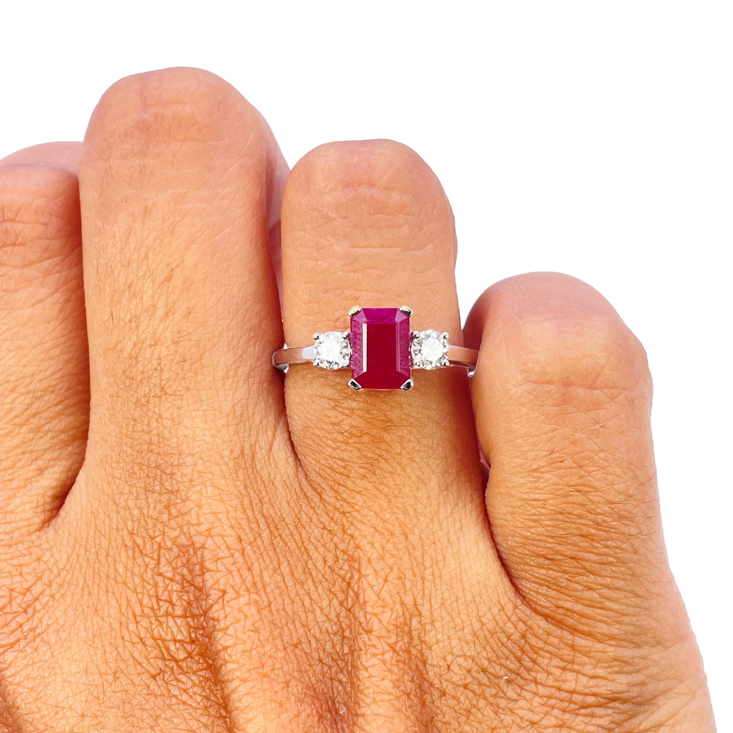 18 kt hvidguld naturlig smaragdslået rubin og rund diamant trilogi ring 1,45 ct