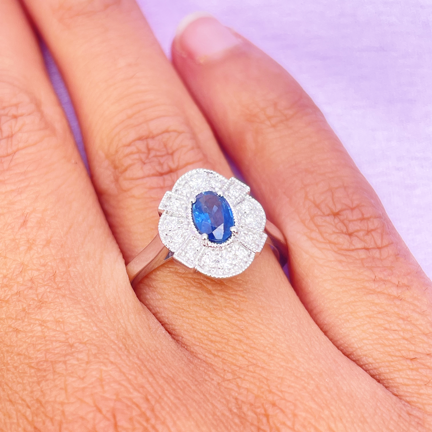 18 kt hvidguld oval blå safir og diamant klynge milgrain ring 0,65 ct
