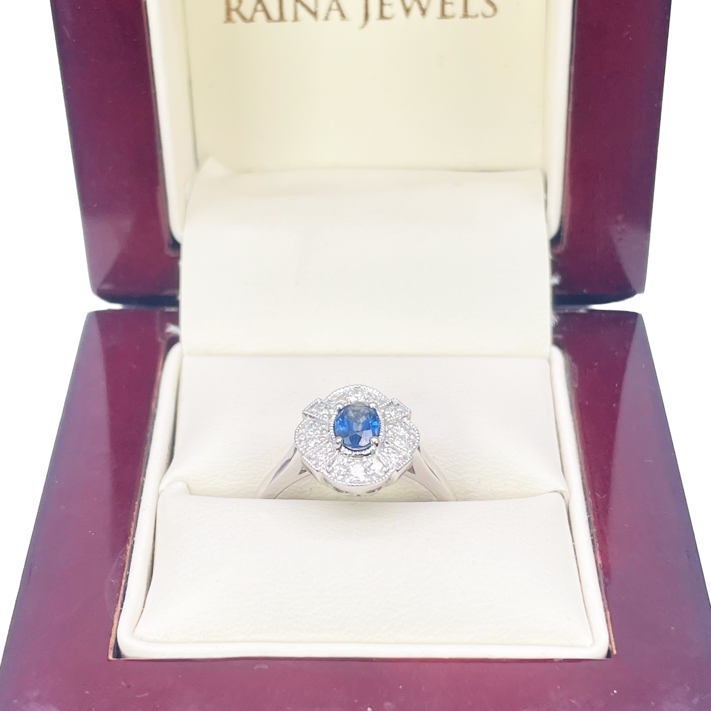 18 kt hvidguld oval blå safir og diamant klynge milgrain ring 0,65 ct