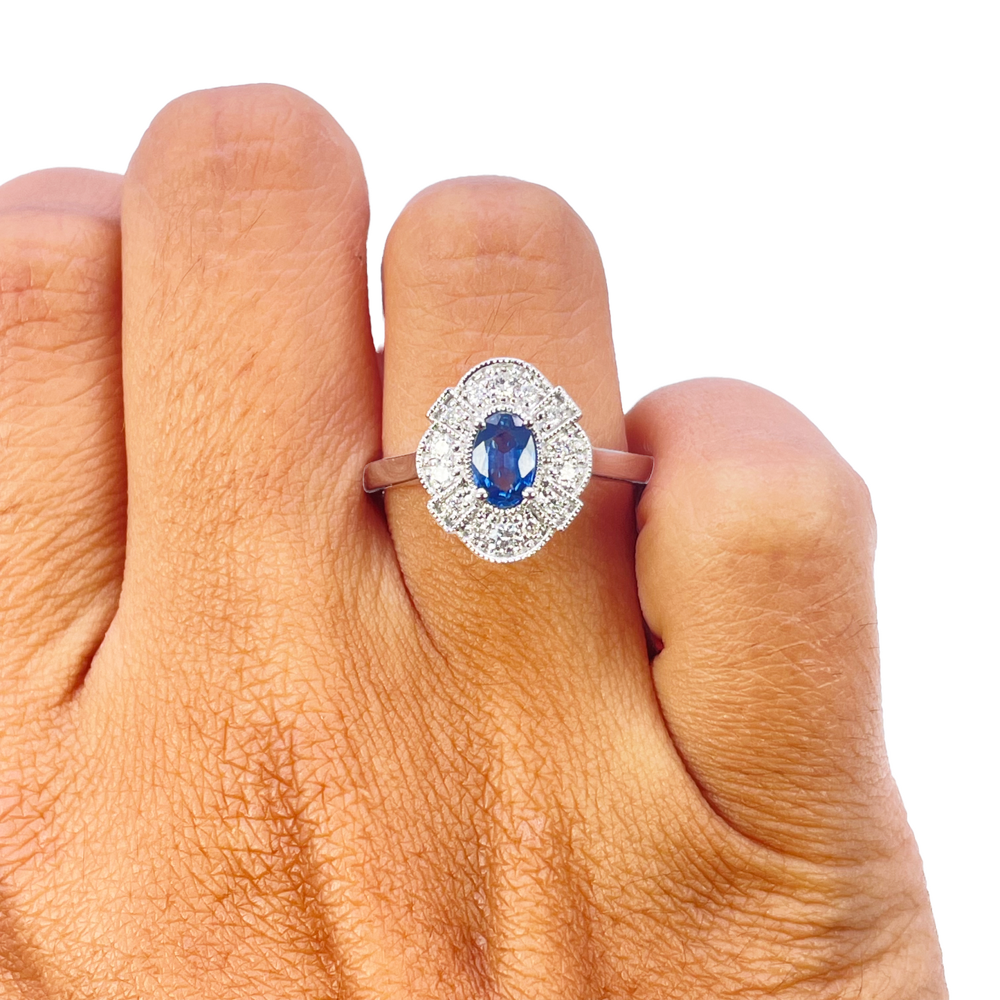 18 kt hvidguld oval blå safir og diamant klynge milgrain ring 0,65 ct