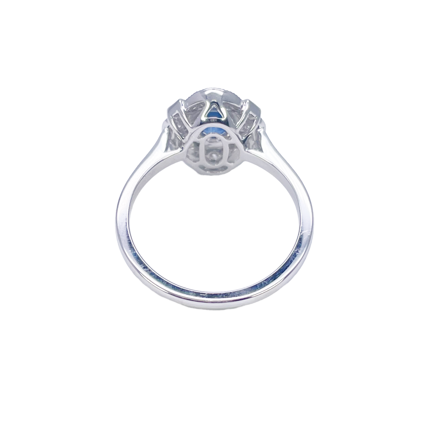 18 kt hvidguld oval blå safir og diamant klynge milgrain ring 0,65 ct