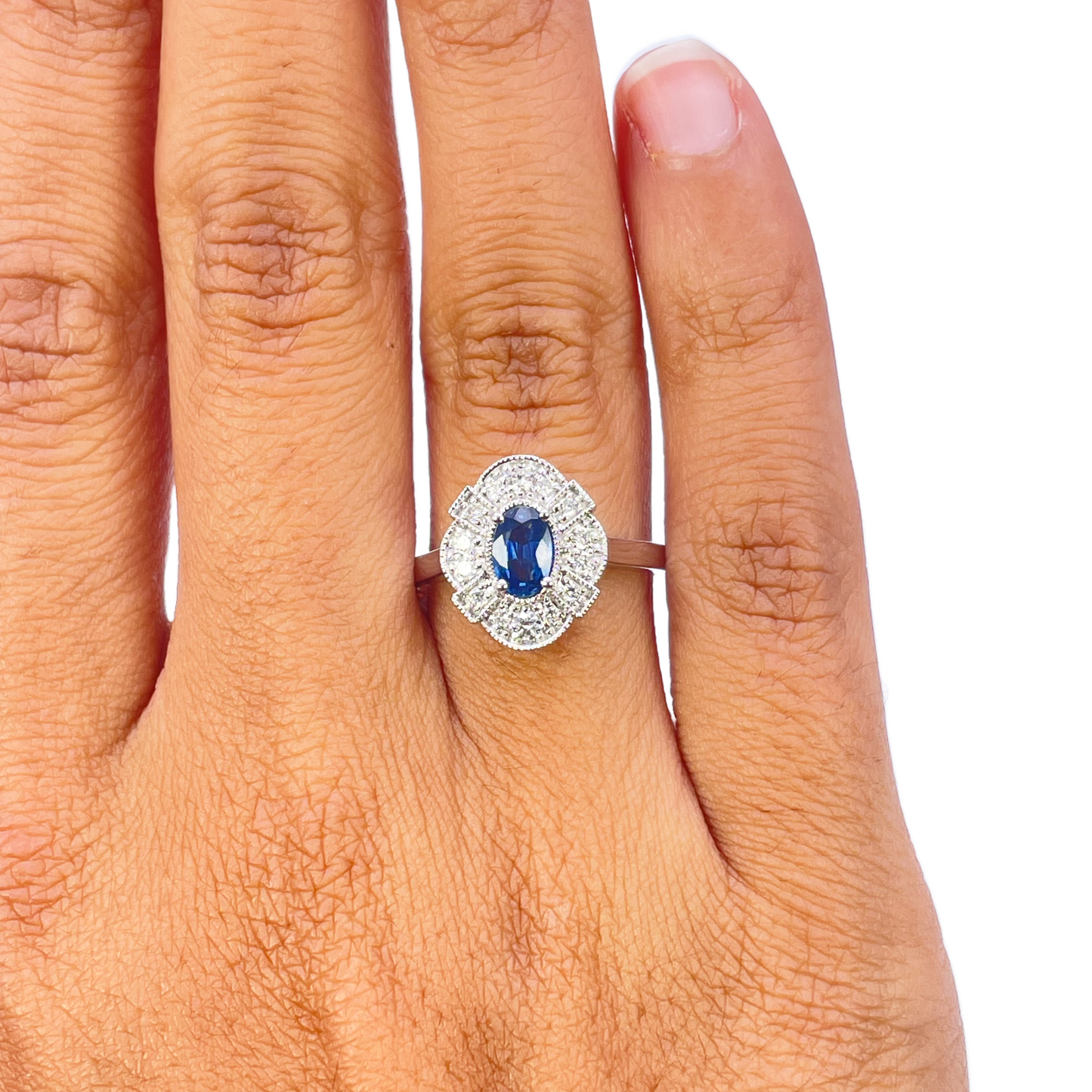 18 kt hvidguld oval blå safir og diamant klynge milgrain ring 0,65 ct