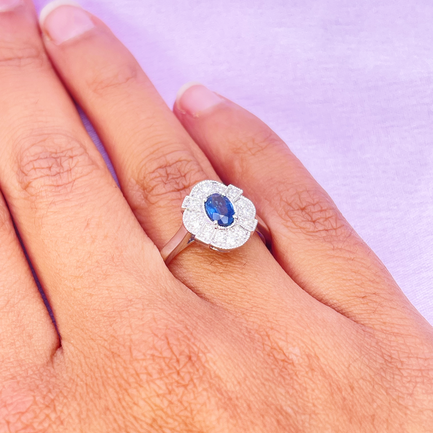 18 kt hvidguld oval blå safir og diamant klynge milgrain ring 0,65 ct