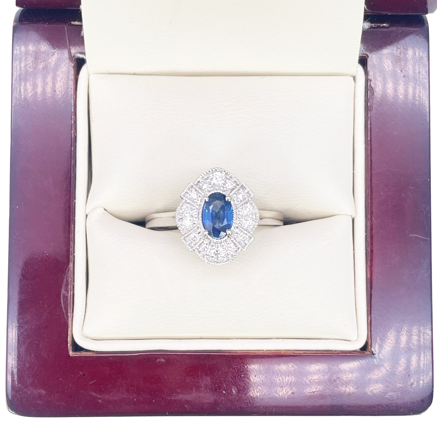 18 kt hvidguld oval blå safir og diamant klynge milgrain ring 0,65 ct