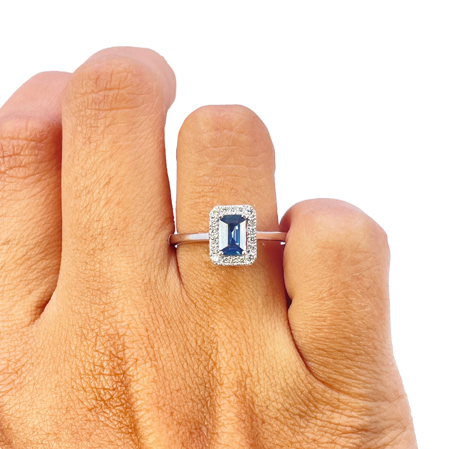 18 kt hvidguld smaragdslibet blå safir- og diamant-halo-ring 0,79 ct